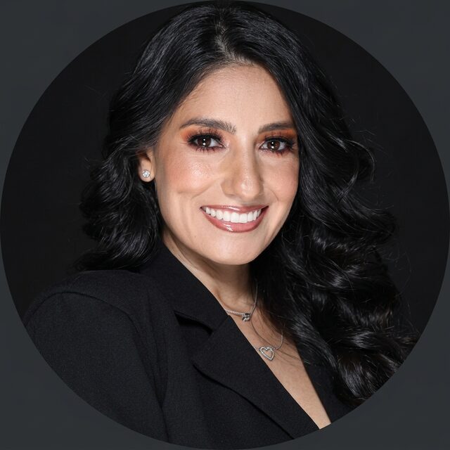 Retrato de Cindy Enciso, Gerente País para Panamá y Centroamérica, con vestimenta profesional sobre un fondo neutro de estudio.