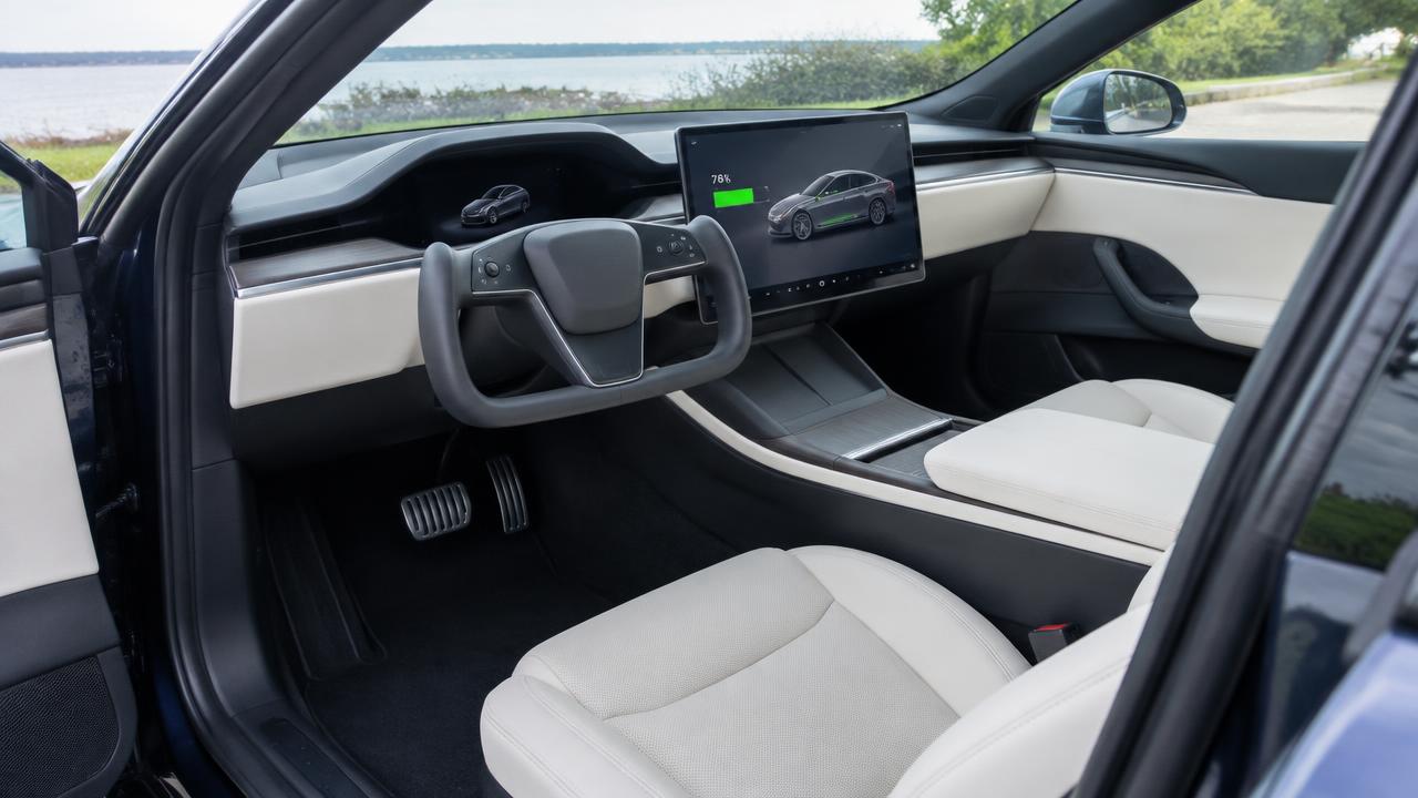 Vehicle 3 — Tesla Model S Plaid (Deep Blue Metallic, bay 3) — Interior & charge level — photo 4